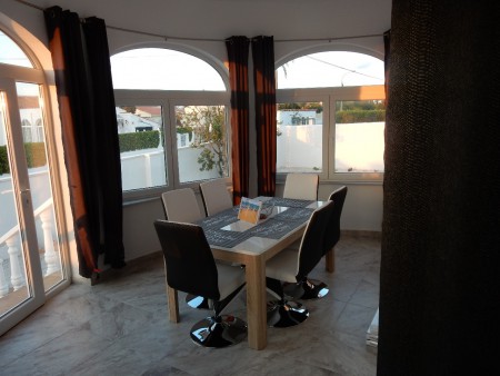 Eetplaats met uitschuifbare tafel en airco