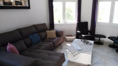 Salon met TV vlaanderen suround en dvd