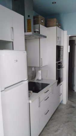 Keuken met oven microgolf,kookpl,dampkap en frigo met friesvak