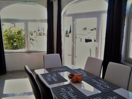 Eetplaats met uitschuifbare tafel en airco