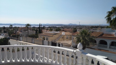 Zicht op zoutmeer en de villas