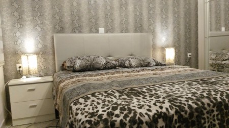 Slaapkamer met ensuite badkamer